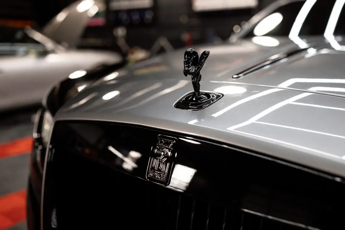 Rolls-Royce Dawn with a gloss black grille and black Spirit of Ecstasy ornament.